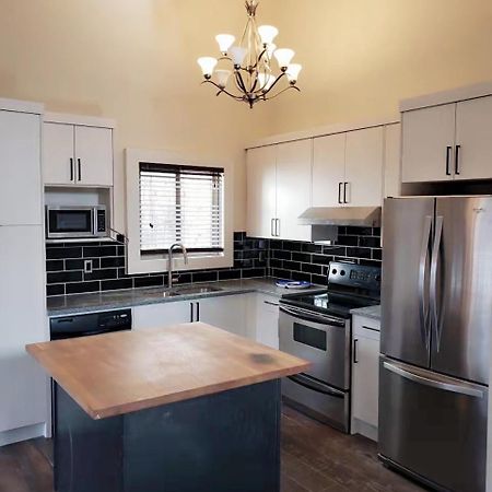 Calgary-Banff House Close Lrt&Dt&Free Parking Apartment ภายนอก รูปภาพ